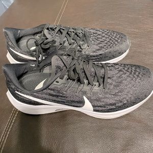 Gently used men’s size 7.5/women’s 9 Nike tennis shoes